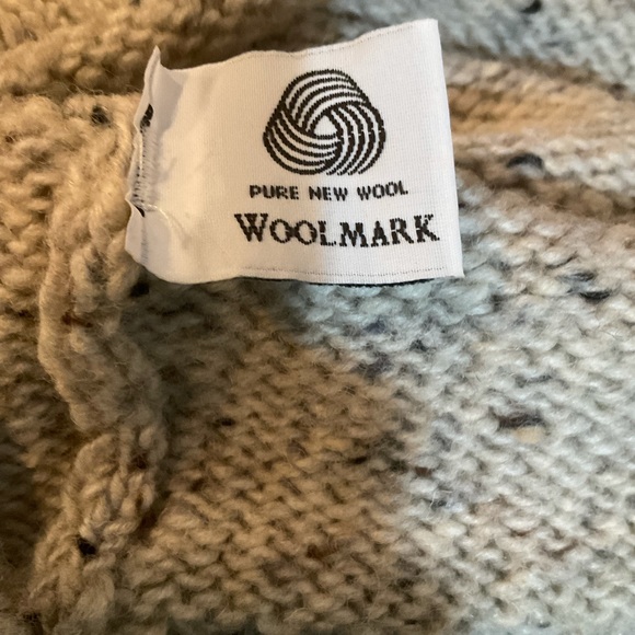 “Fisherman out of Ireland” 100% wool, made in Ireland sweater. - Picture 9 of 11